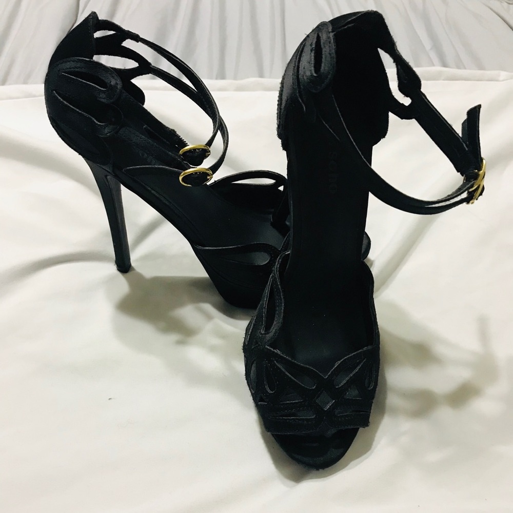 Heels - Picture 2 of 3